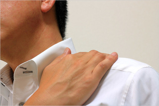 肩こりに悩む男性