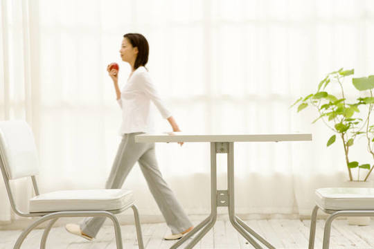 部屋の中を歩幅を意識して歩いている女性