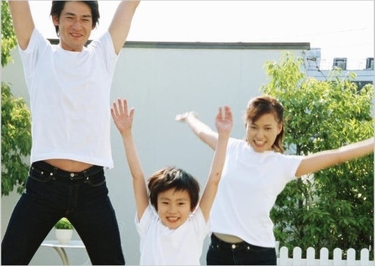 運動をしている健康な家族