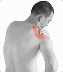 四十肩・五十肩の痛みに悩む男性