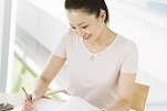 休みの日にカイロプラクティックの施術を受けようと考えている笑顔の女性