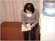 質問票に記入している目白ファミリーカイロプラクティックに来院された方